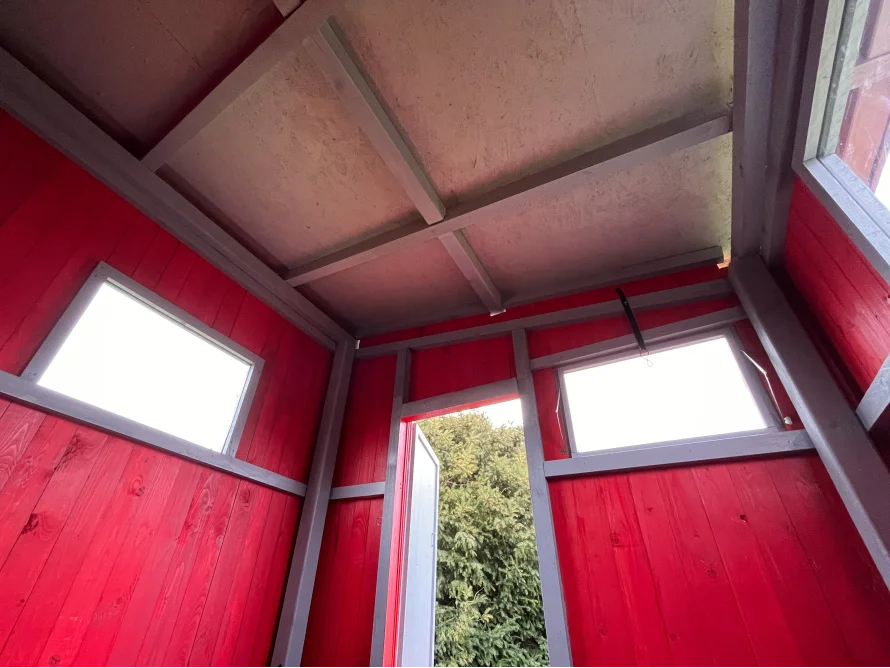 Innenansicht eines roten Gartenhauses im Rohbau