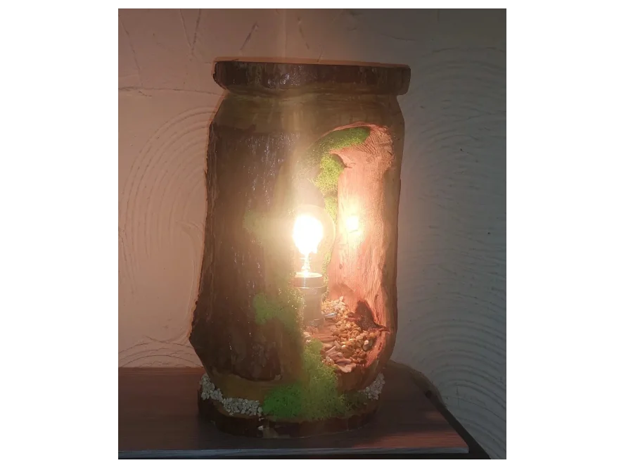 Beleuchtete Holzlampe mit Moos