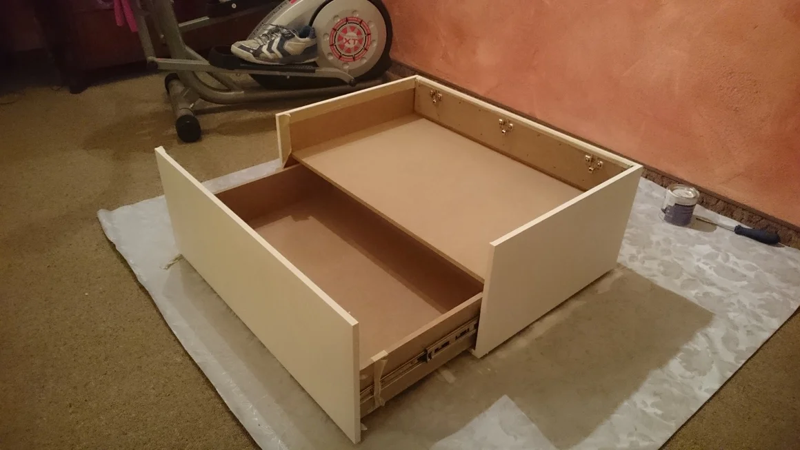 Offene Schublade eines Nachttisches