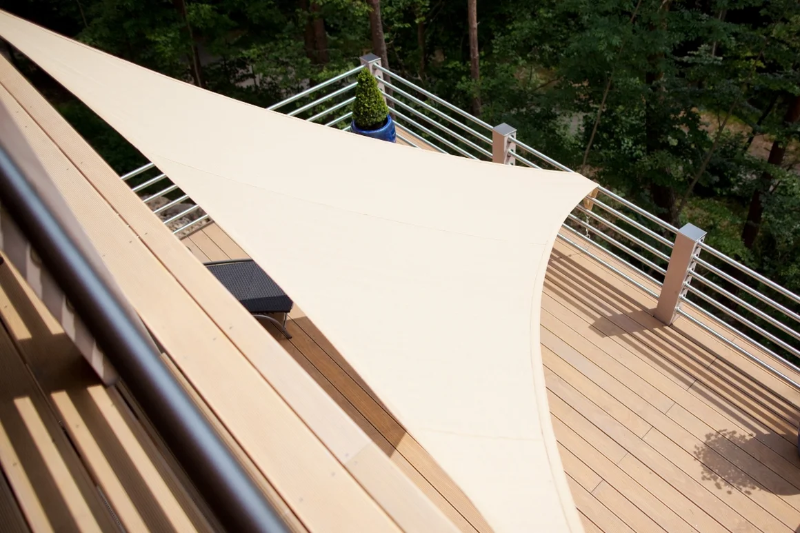 Sonnensegel über Holzterrasse