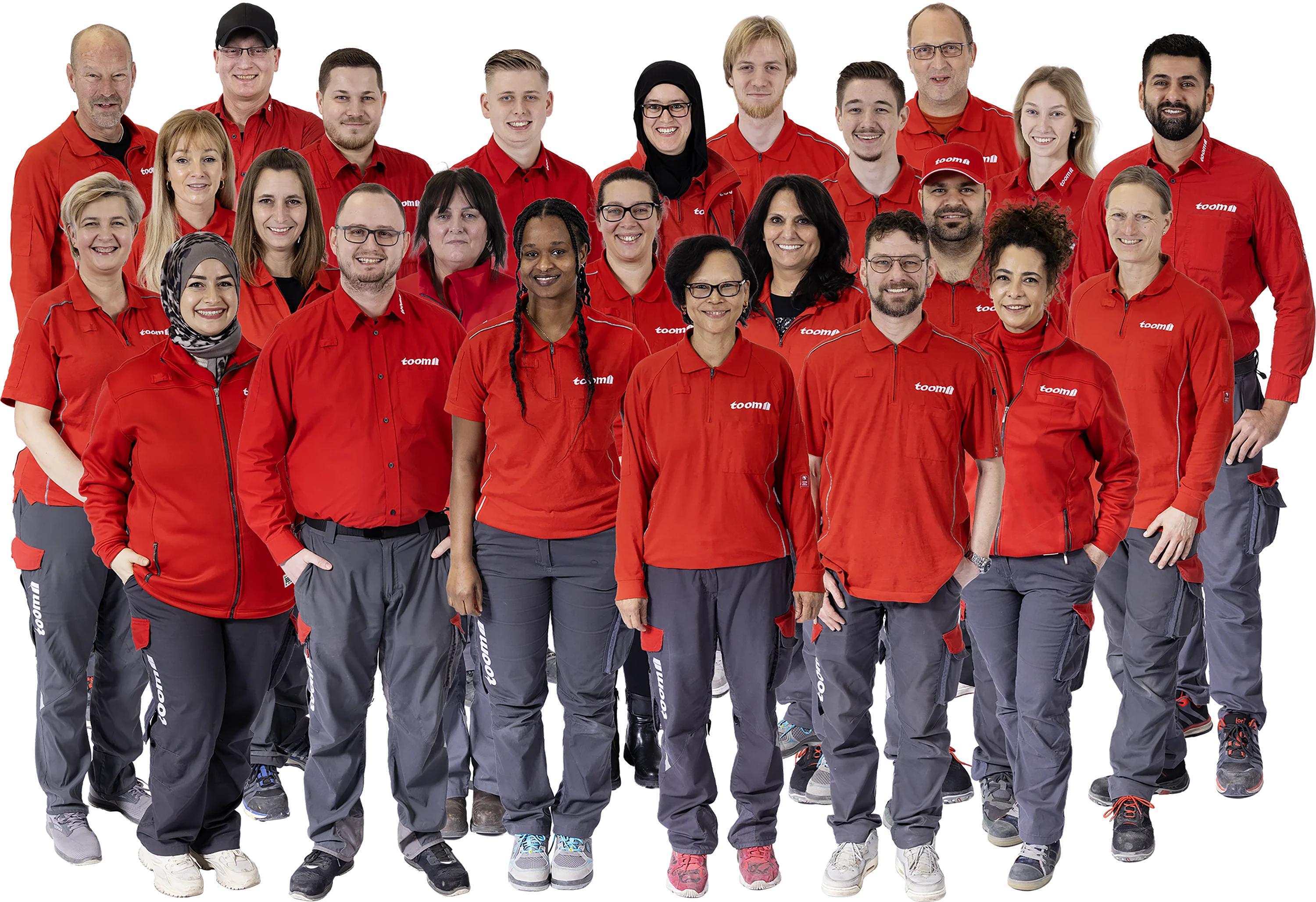 Gruppenfoto eines diversen Teams, das rote und graue Arbeitskleidung mit Firmenlogo trägt.