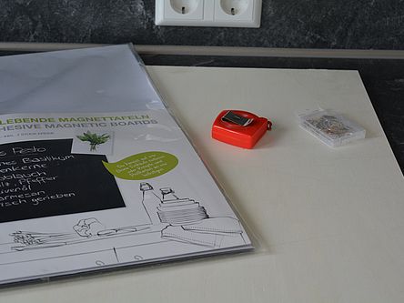 Zutatenliste für Pesto und ein Zollstock auf einem Tisch