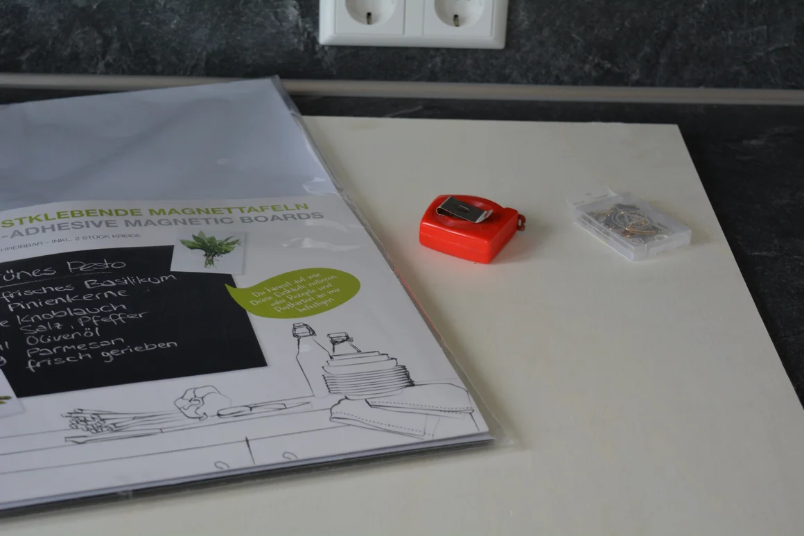 Zutatenliste für Pesto und ein Zollstock auf einem Tisch