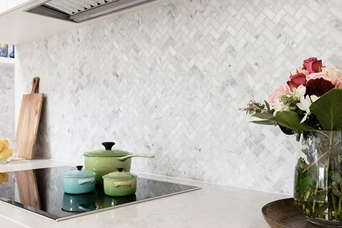 Moderne Küche mit Marmorfliesen