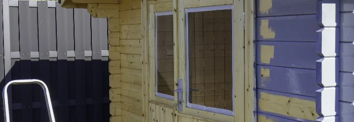 Holz-Gartenhaus während des Aufbaus