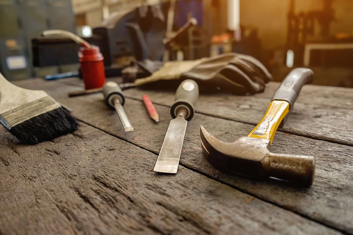 Werkzeuge auf Werkbank