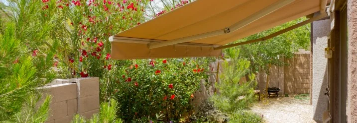 Terrasse mit Markise und Garten