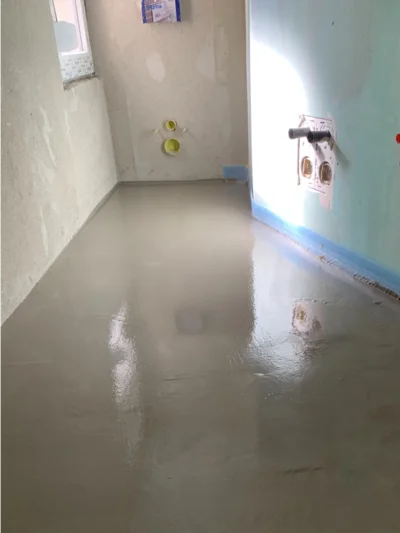 Frisch gegossener Estrich