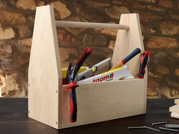 Werkzeugkiste aus Holz mit Werkzeug