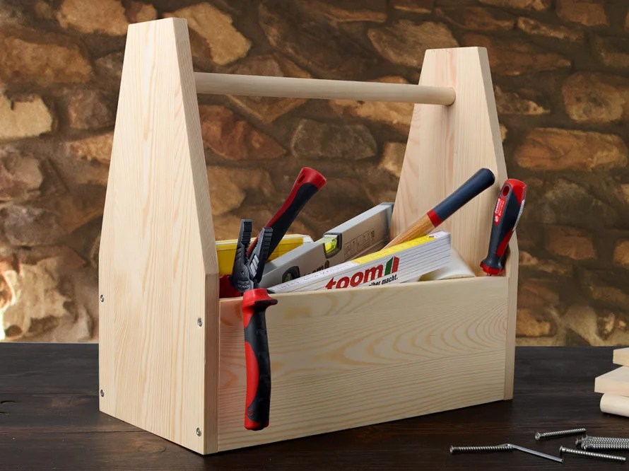 Werkzeugkiste aus Holz mit Werkzeug