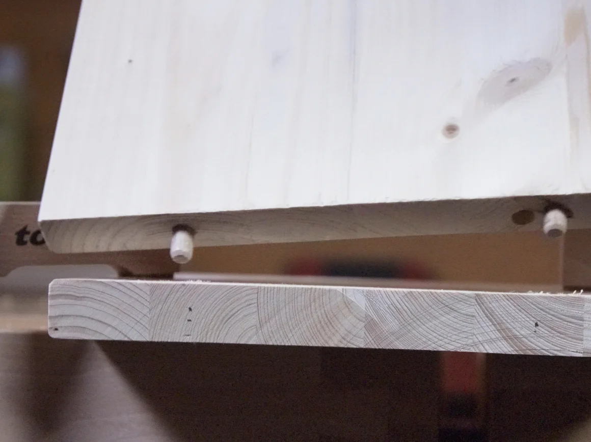 Zwei Holzbretter mit Holzdübeln