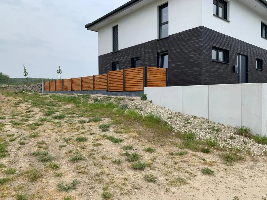 Moderner Zaun aus Holz und Beton