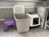 Katzentoilette und -behälter neben Heizkörper