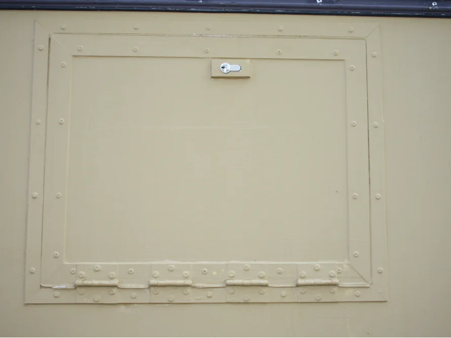 Beige verschlossene Metallklappe