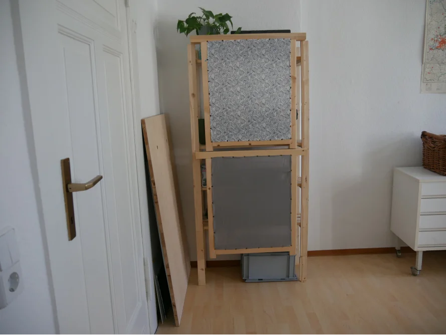 Holzregal mit Stoff bespannt