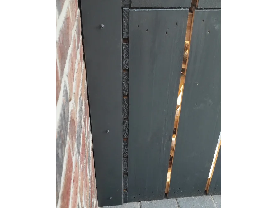 Holzkonstruktion mit Wandanschluss