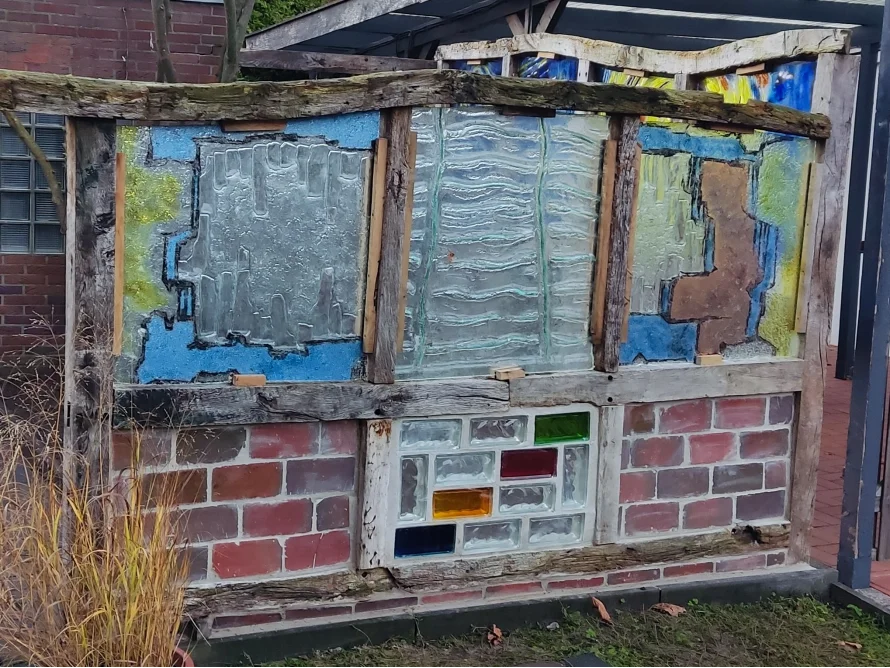 Wand aus Holz und Glasbausteinen