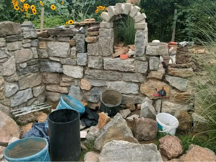 Baustelle eines Gartenhauses aus Naturstein