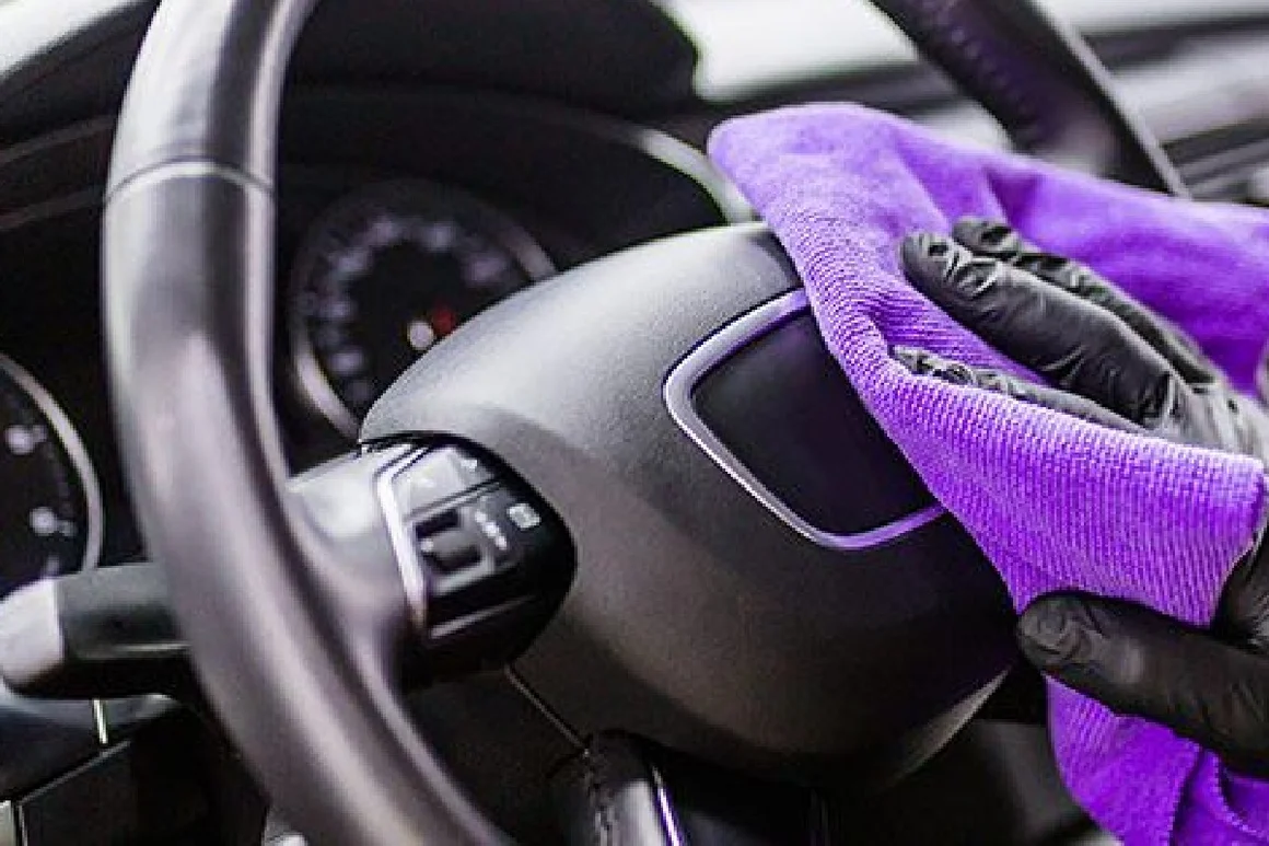 Lenkrad mit Tuch reinigen