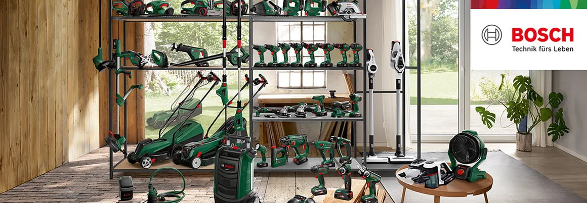 Viele verschiedene Elektrowerkzeuge und Gartengeräte in einem Zimmer