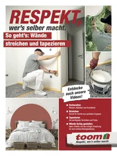 Person beim Abkleben einer Wand mit Malerkrepp.