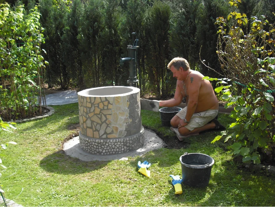 Person baut einen Brunnen