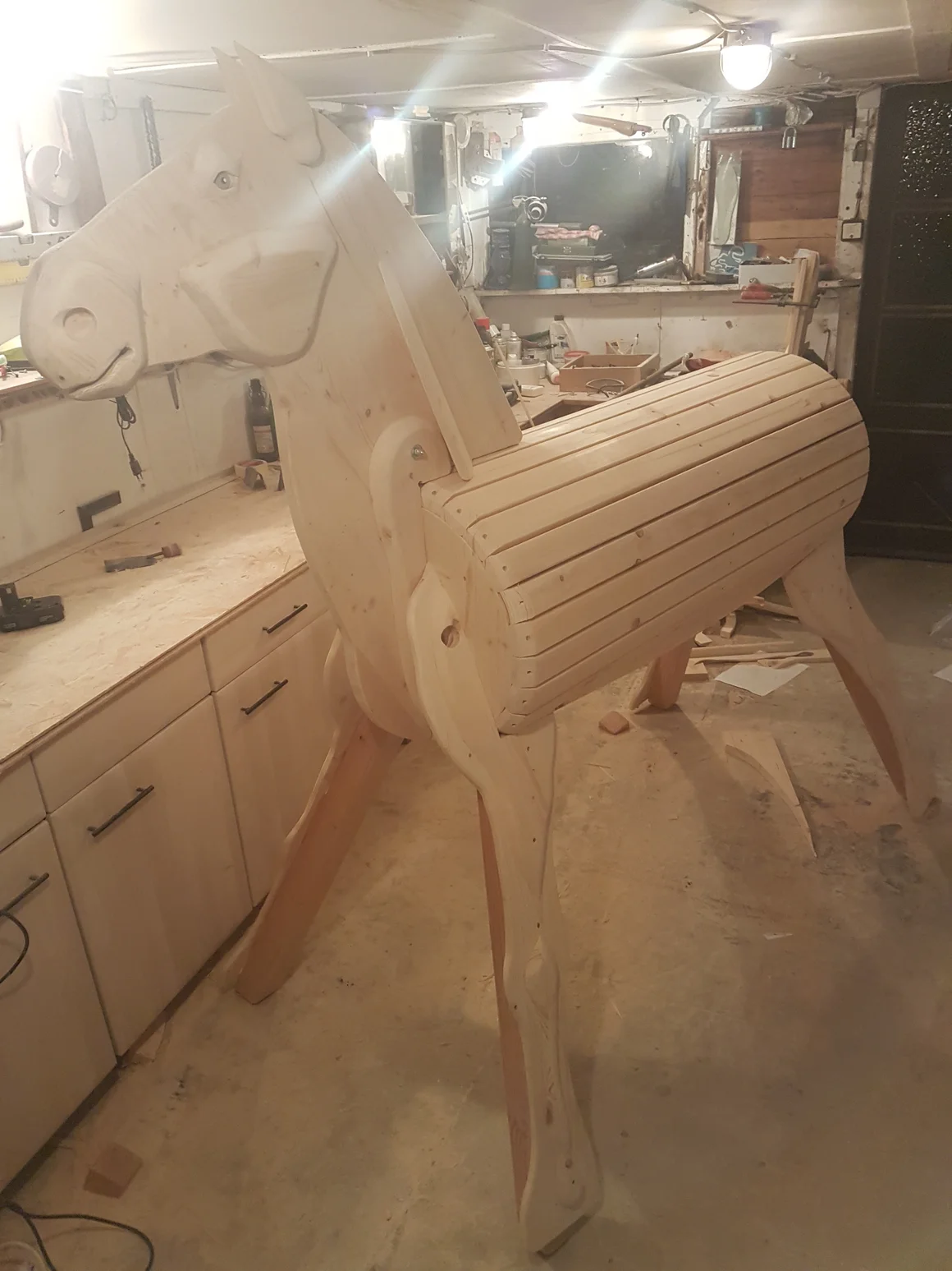 Pferd aus Holz in Bauphase