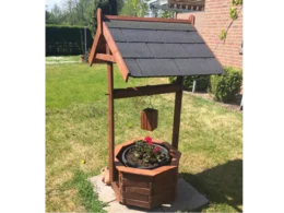 Dekorativer Holzbrunnen im Garten
