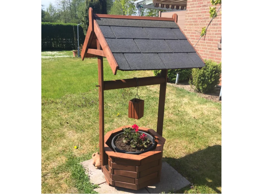 Dekorativer Holzbrunnen im Garten