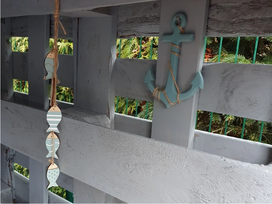 Maritime Dekoration an Gartenhaus
