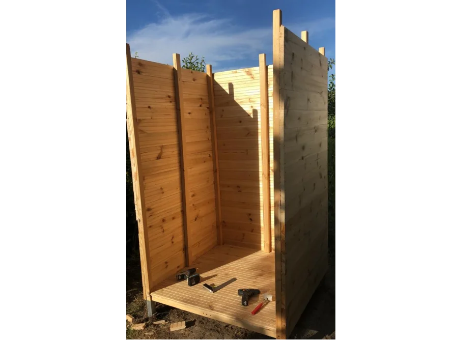 Rohbau eines Gartenhauses mit Hammer