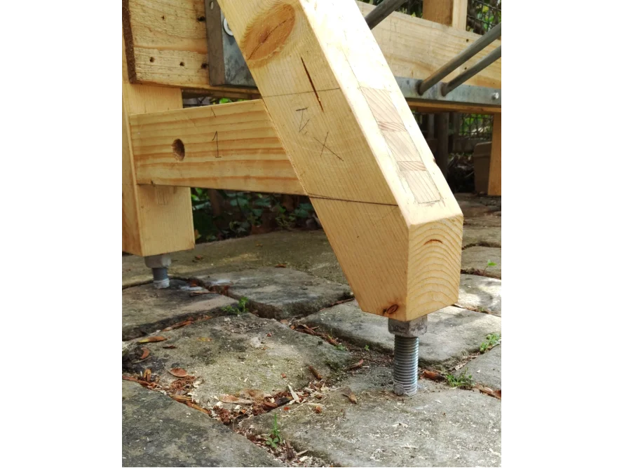 Holzkonstruktion mit Schraubfüßen