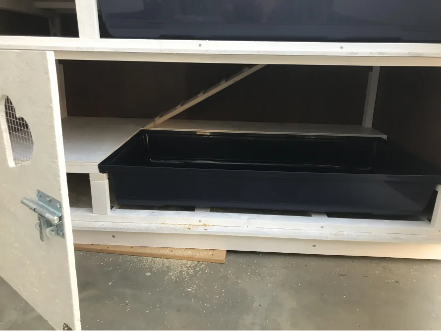 Innenansicht eines Kleintierstalls aus Holz