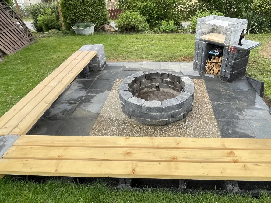Feuerstelle mit Sitzgelegenheiten