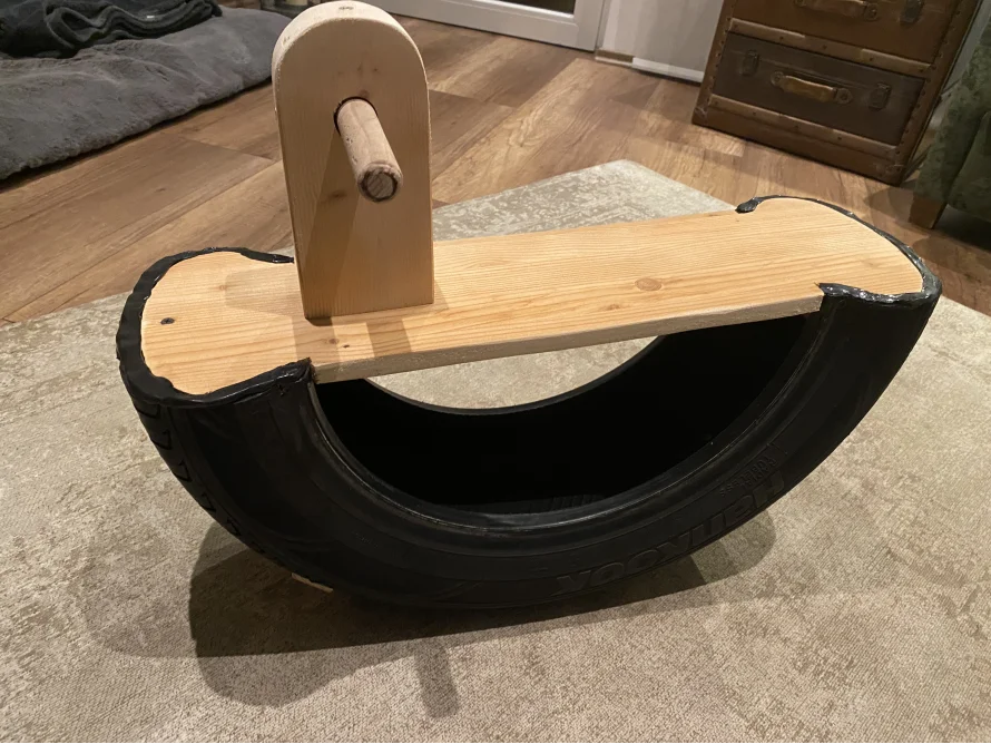 Schaukelpferd aus Reifen und Holz
