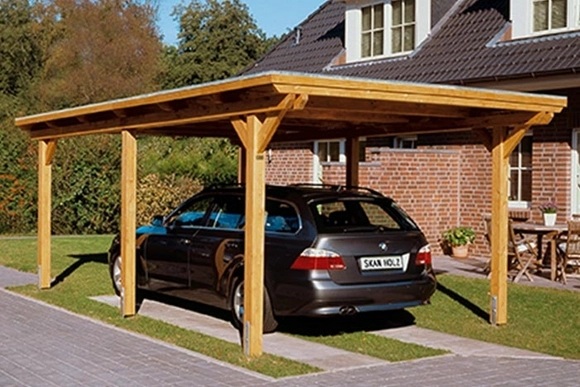 Holz-Carport mit geparktem Auto