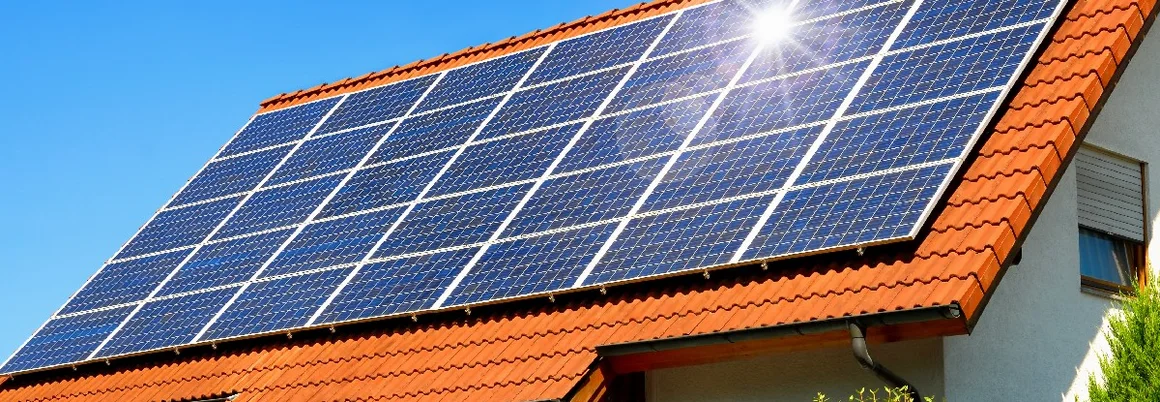 Hausdach mit Solaranlage