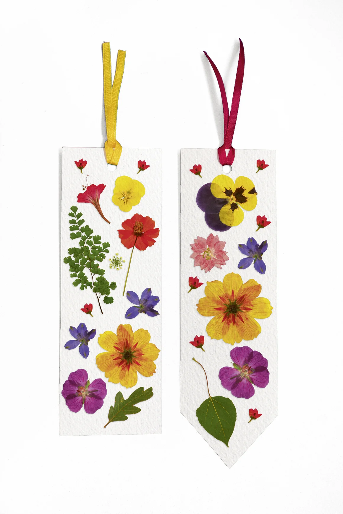 Zwei Lesezeichen mit getrockneten Blumen