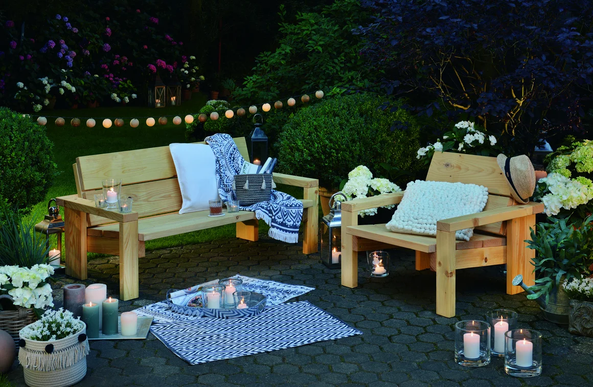 Gemütliche Gartenlounge bei Nacht