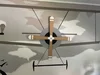Ein Wandgemälde eines Flugzeugs mit einem hölzernen Propeller.