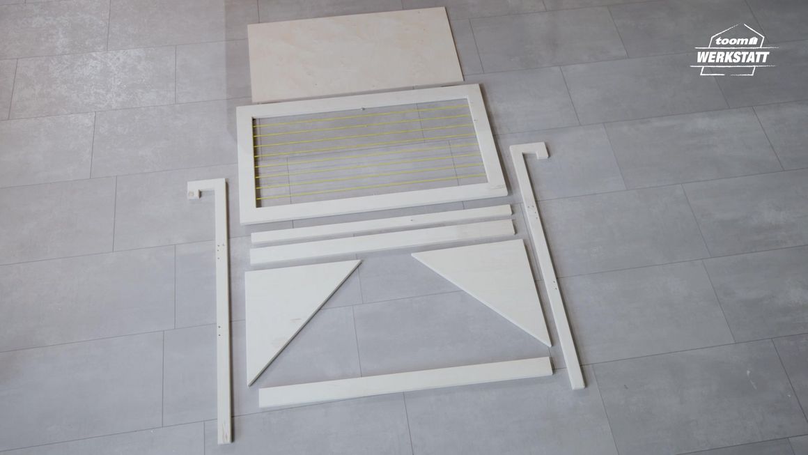 Einzelteile eines unbehandelten Holzregals