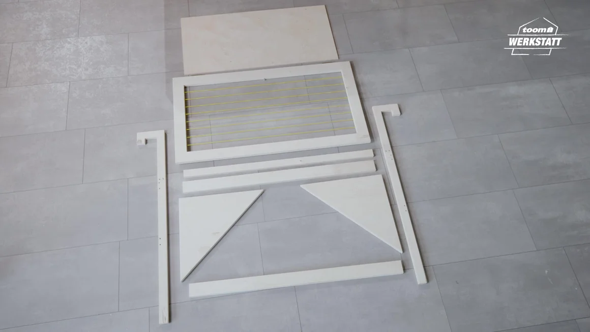 Einzelteile eines unbehandelten Holzregals