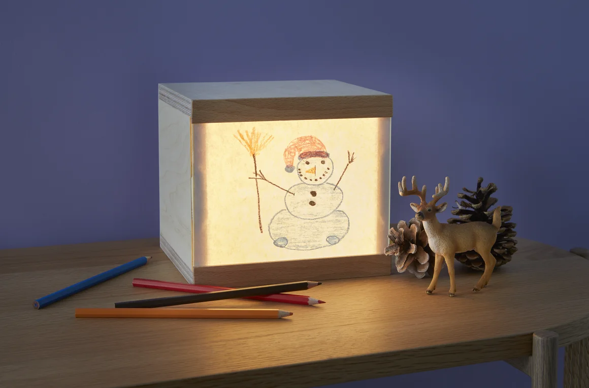 Holzleuchte mit Kinderzeichnung eines Schneemanns