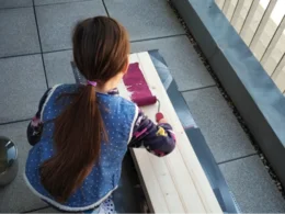 Kind streicht Holzbrett mit Farbrolle