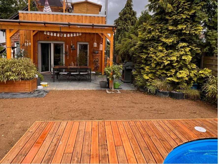 Garten mit Terrasse und Pool im Bau