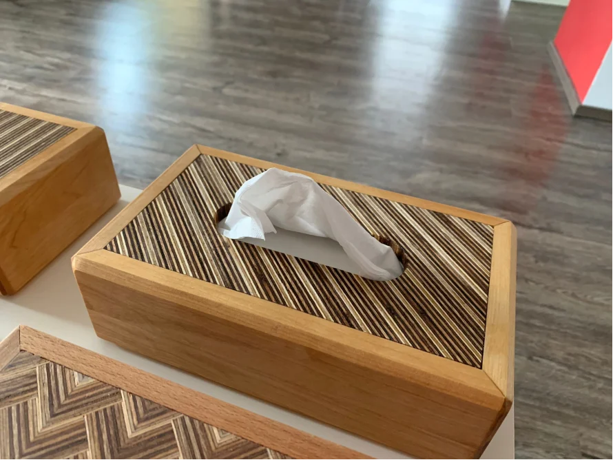 Holzkiste mit Taschentuch