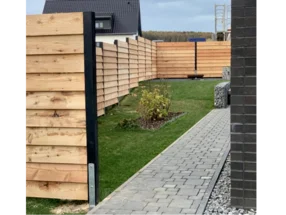Moderner Holzzaun mit schwarzen Pfosten