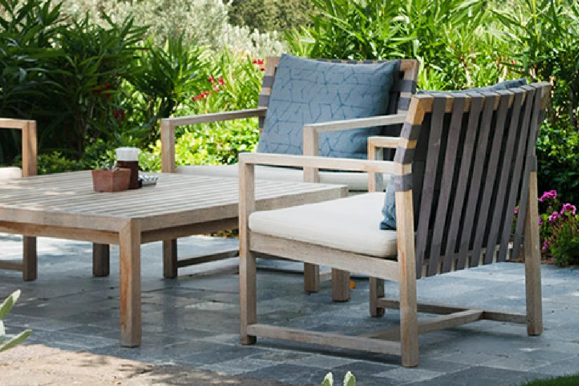 Gartenmöbel aus Holz auf einer Terrasse