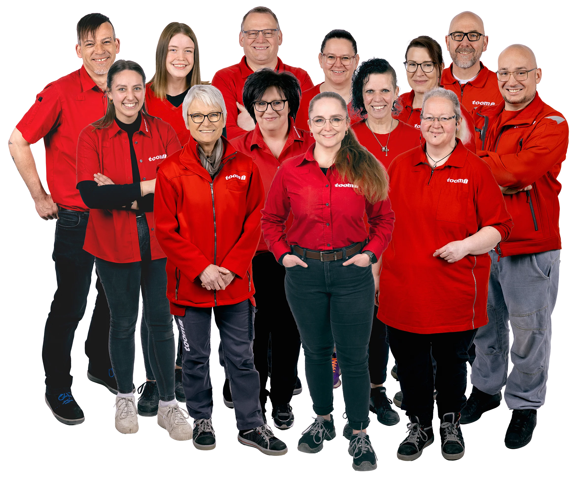 Ein freundliches Team in roten Oberteilen posiert für ein Gruppenfoto.