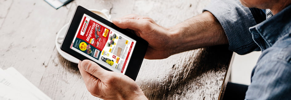 Person hält Tablet in den Händen